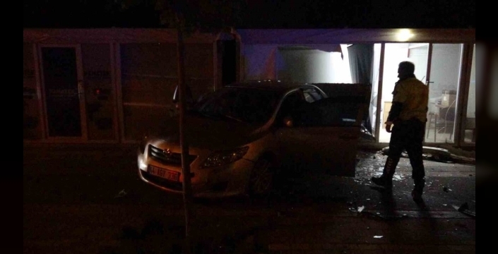 Kontrolden çıkan araç iş yerine daldı: 1 yaralı