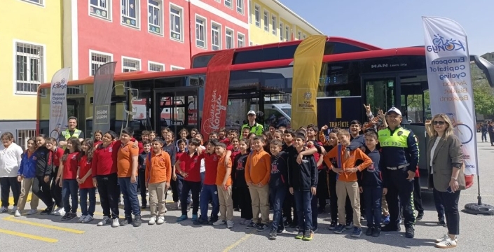 Konya’da “Nezaket Otobüsü” öğrencilerle buluşuyor