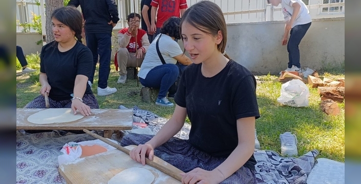 Kozan'da bahar şenliği coşkusu: Öğrenciler şalvarlarıyla sıkma pişirdi, kültürünü yaşattı