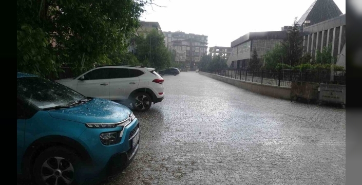 Malatya'da gökyüzünden ceviz büyüklüğünde dolu yağdı, kayısı üreticileri kara kara düşünüyor