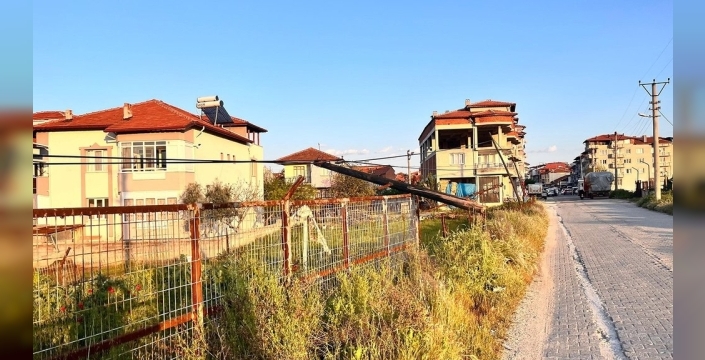 Manisa'da tır kablolara takıldı, direkler devrildi ama facia ucuz atlatıldı
