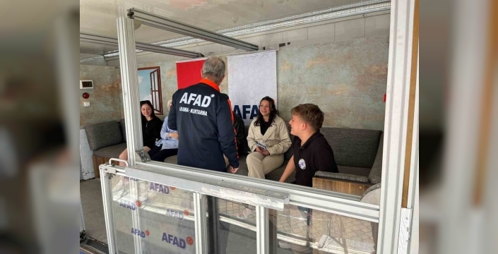 Manisalı öğrenciler, deprem simülasyonu ile hayata hazırlanıyor