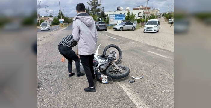 Mardin yollarında acı tesadüf: Otomobil ile motosiklet çarpıştı, 1 kişi yaralandı
