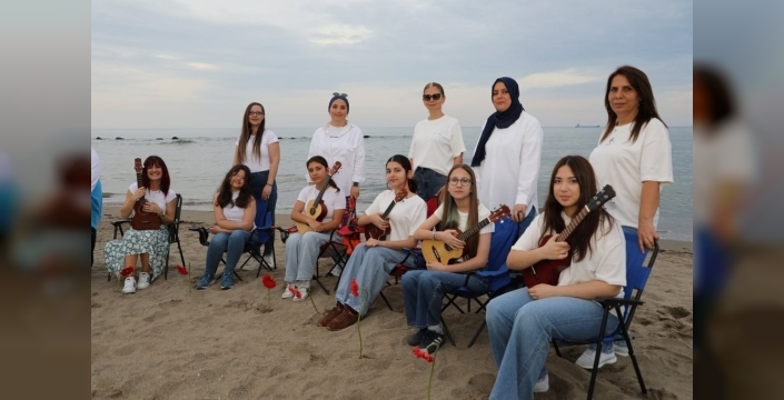 Minik kalplerden annelere ukulele ziyafeti ve denize bir tutam sevgi