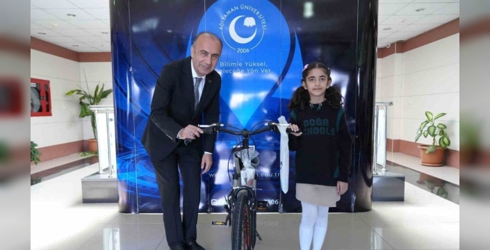 Minik ressam Ayşe Miray Güven, Adıyaman'da birincilik sevinci yaşıyor