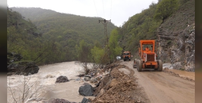 Munzur taşkını sonrası kapanan yol, iki günde trafiğe açıldı