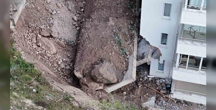 Nevşehir'de çökme: İstinat duvarı evleri tehdit etti, 10 daire tahliye edildi