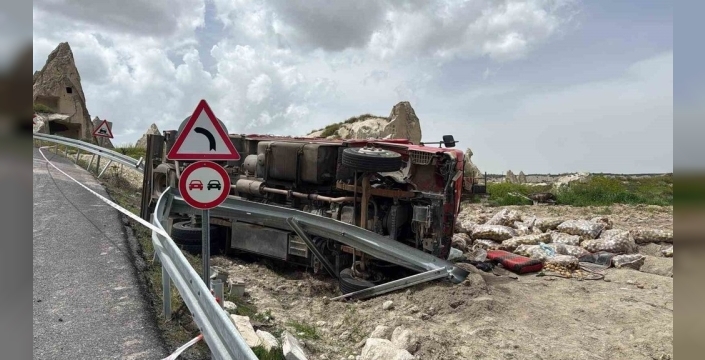 Nevşehir'de yokuş aşağı inen kamyon devrildi: 2 yaralı
