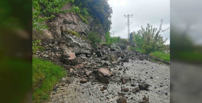 Niksar'da sağanak dehşeti: Yola dev kaya parçaları düştü, trafik felç oldu