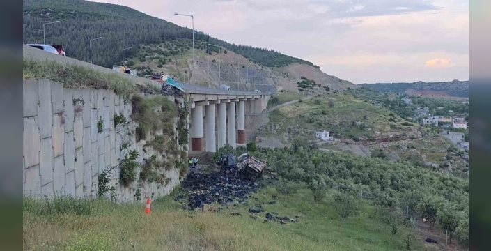 Nurdağı viyadüğünde kabus: Sebze yüklü tır 30 metreden uçtu, 3 cana mal oldu