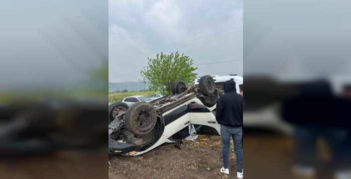 Osmaniye'de kontrolden çıkan otomobil tarlaya devrildi: Sürücü yaralı