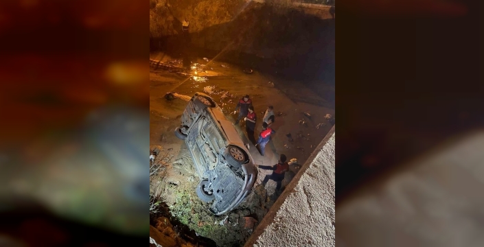 Osmaniye'de köprüden su kanalına uçan otomobilde 3 yaralı