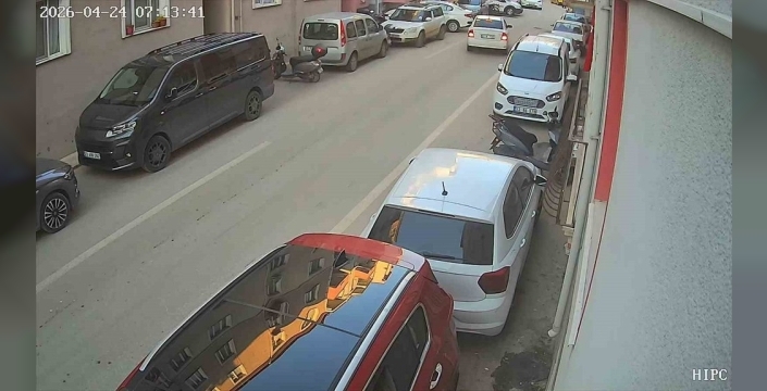 Park halindeki araca çarptı, kaçtı; o anlar güvenlik kamerasında