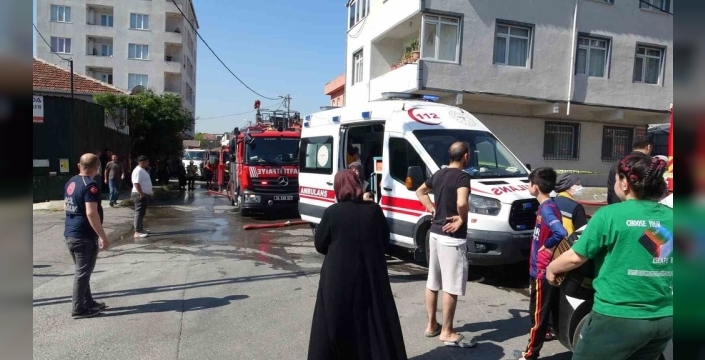 Pendik'te yürekler ağza geldi: Bir ev alevlere teslim oldu, 1 kişi dumanlardan etkilendi