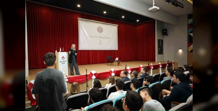 Rektör Özkan, lise öğrencileriyle kariyer yolculuğunu paylaştı