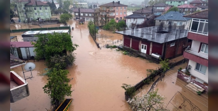 Sakarya'da dehşet: Mahalle göle döndü, evler ve tarlalar sular altında!