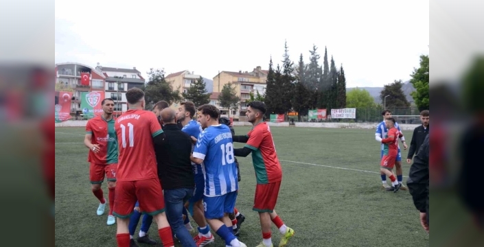 Şampiyonluk maçı sonrası gergin anlar: Saha karıştı