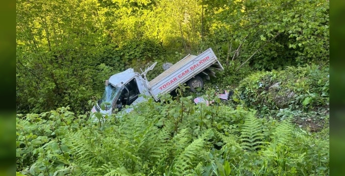 Samsun'da kereste yüklü kamyonet dere yatağına devrildi: 1 ölü, 2 yaralı