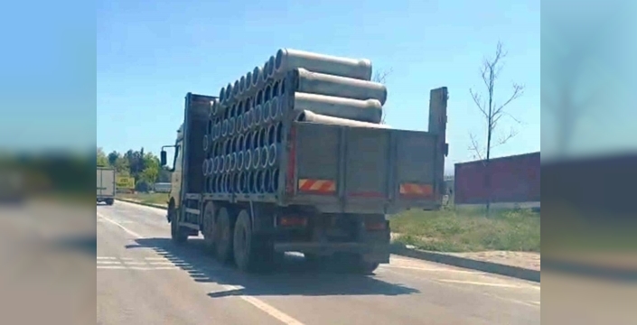 Samsun yollarında ölümcül tehlike: Tırın üzerindeki borular nefes kesti!