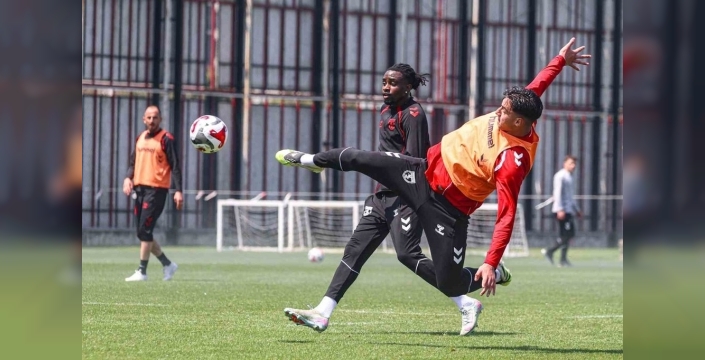 Samsunspor, Başakşehir maçı için İstanbul'a uçtu