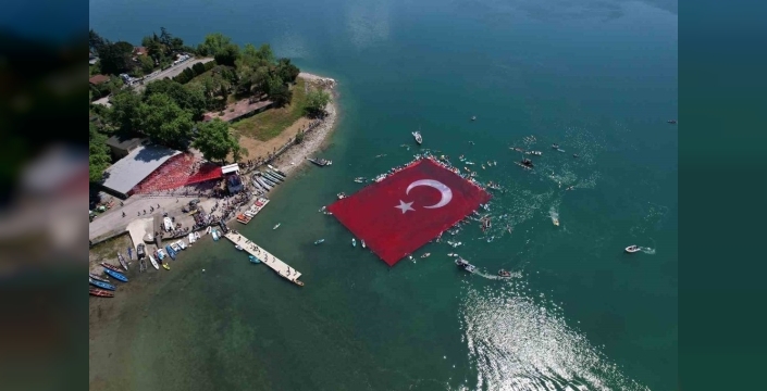 Sapanca Gölü'nde dev Türk bayrağı ile görsel şölen