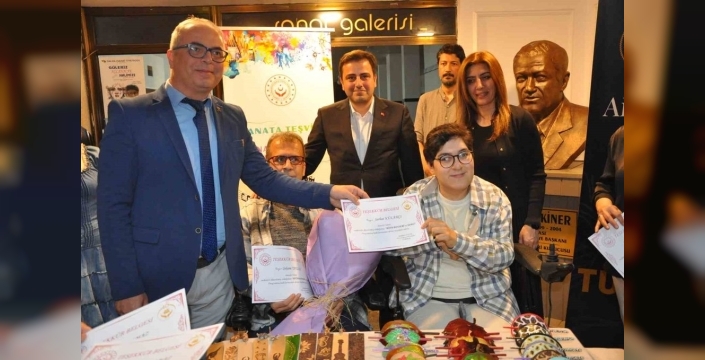 Şehit ve gazi aileleri sahne ışıklarında parladı: Salihli'de duygu dolu anlar