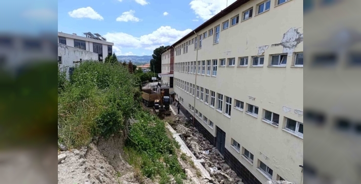 Selendi'de yıkılan okul duvarı yeniden yükseliyor: 160 öğrenci için hummalı çalışma