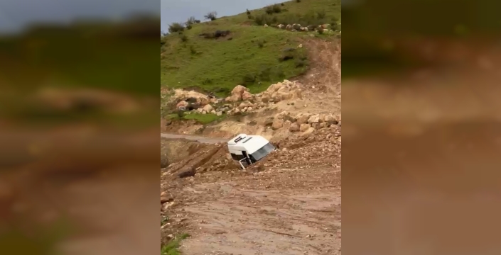Siirt'te sağanak felç etti: Minibüs toprak altında kalmaktan son anda kurtuldu