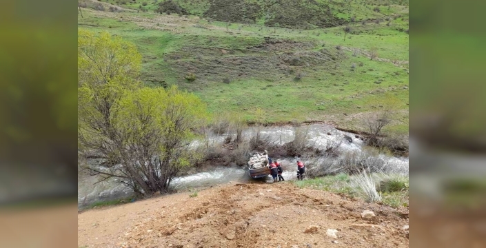 Sivas'ta dereye uçan araçta 5 kişi yaralandı