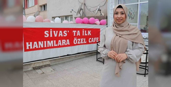 Sivas'ta kadınlara özel kafe, Anneler Günü'nü çiğ köfte ve halayla kutladı