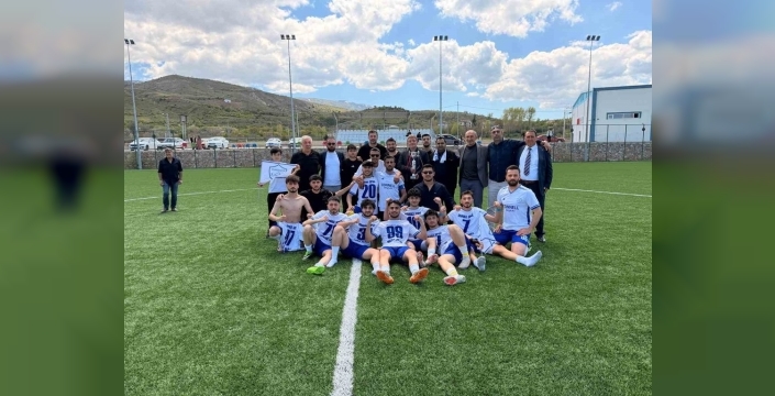 Sivricespor, Elazığ Adaletspor'u ezerek şampiyonluk kupasını havaya kaldırdı