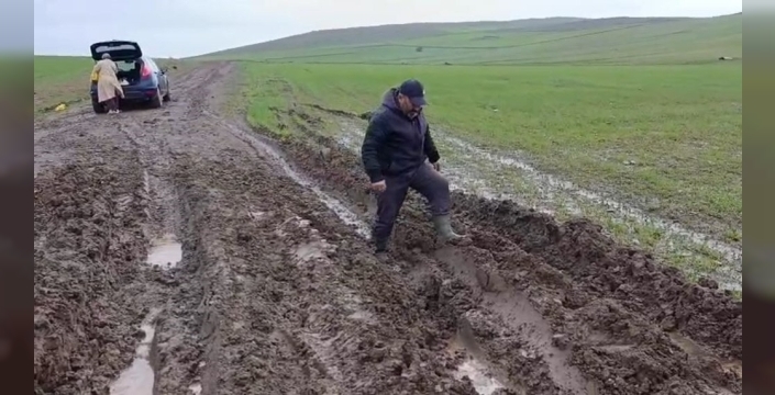 Survivor parkuruna dönen mezra yolu, otomobili ve ayakkabıları yuttu