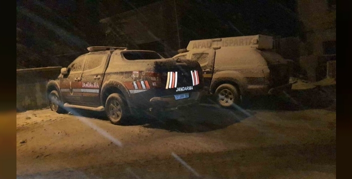 Tipi ve heyelan, 2 çobanı ve 650 küçükbaş hayvanı yaylada mahsur bıraktı