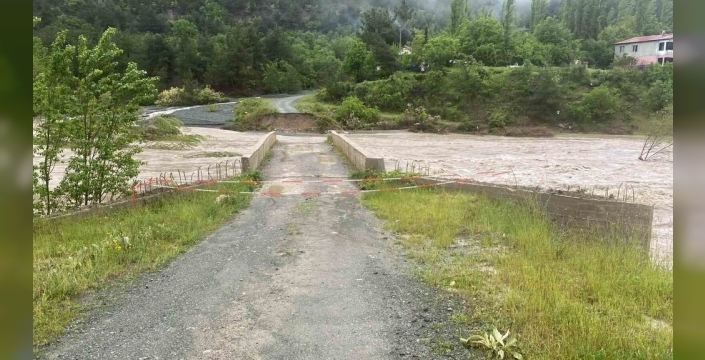 Tokat'ta aşırı yağışlar köprüde kaymaya neden oldu