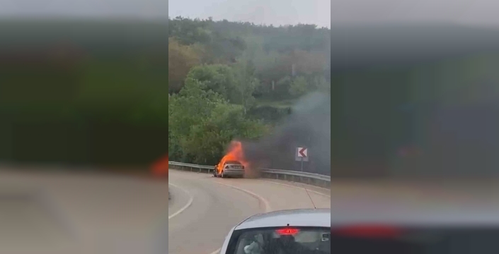 Tokat'ta otomobil alev alev yandı, demir yığınına döndü