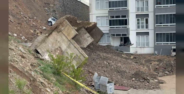 Tokat'ta yağmurun tetiklediği felaket: İstinat duvarı devrildi, araç denize düştü sandık!