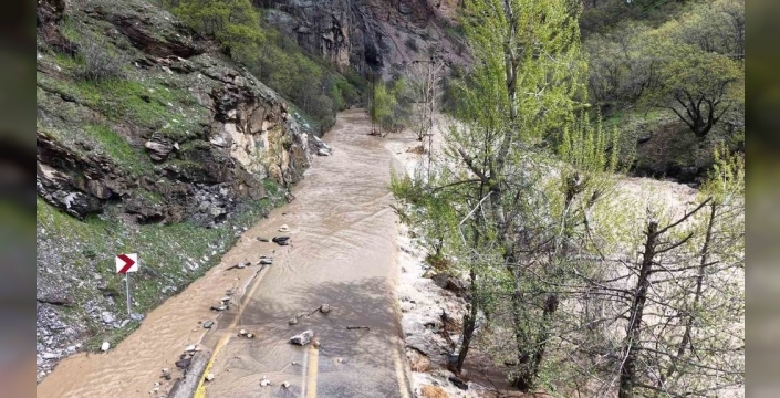 Tunceli'de doğa kabardı: Kara yolu nehirle birleşti, dehşet anları dronla kaydedildi