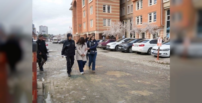 Bebeğini tuvalette çöpe atan anneye 'tasarlanmış kasten öldürme' suçundan müebbet!