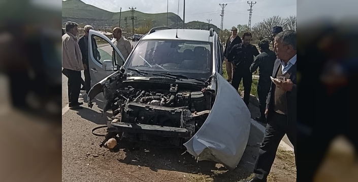 Van'da kamyonet direğe çarptı: 4 yaralı
