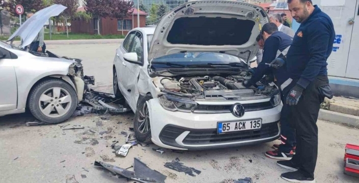 Van'da otomobil kavgası: Bir kişi hastanelik oldu
