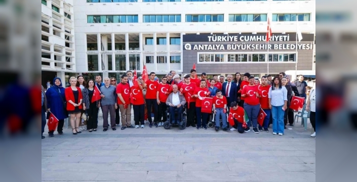 Vatan borcu için kınası yakıldı: Engelli gençler bir günlüğüneer oldu