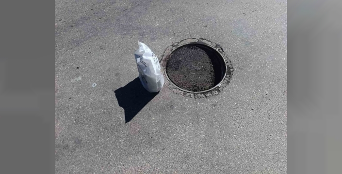 Vatandaşın poşetle aldığı önlem, tehlikeli rögar kapağına dikkat çekti