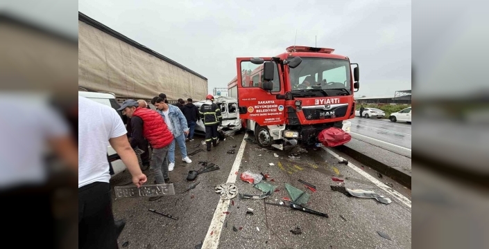 Yangın ihbarına giden itfaiye aracı zincirleme kazaya karıştı: 4 yaralı