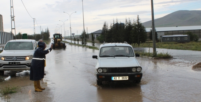Yunak’ta sağanak hayatı felç etti: Yollar kapandı, su baskınları yaşandı