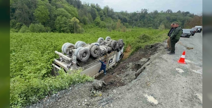 Zonguldak'ta kamyon devrildi, sürücü mucize eseri yara almadı