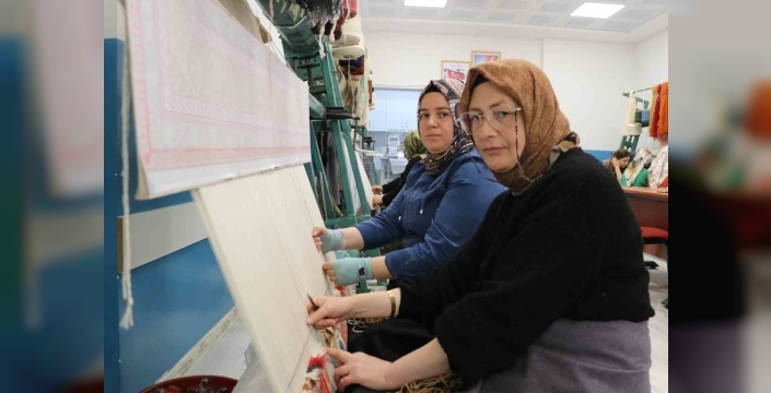 103 yıllık tarihi halı, Sivas'ta yeniden hayat buluyor: TBMM'ye hediye edilen Misak-ı Milli'nin replikası yapılıyor