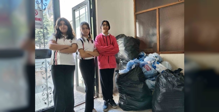 11 yaşındaki Ecenur, depremzedeler için mavi kapak topluyor