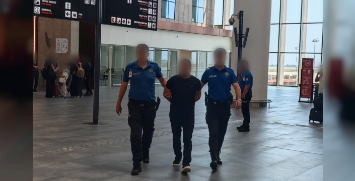 13 yıl hapis cezasıyla aranan firari, havalimanında nefes kesti