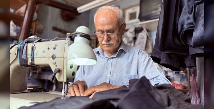 71 yaşındaki İsmail Keser, terzilik mesleğine aşkla bağlı kalıyor