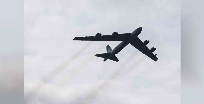 ABD'nin dev bombardıman uçağı California semalarında paramparça oldu: Korkunç kaza!